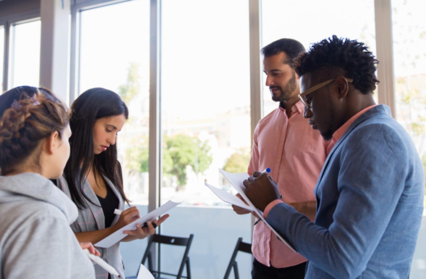 Session de formation en optimisation budgétaire avec documents et calculatrices